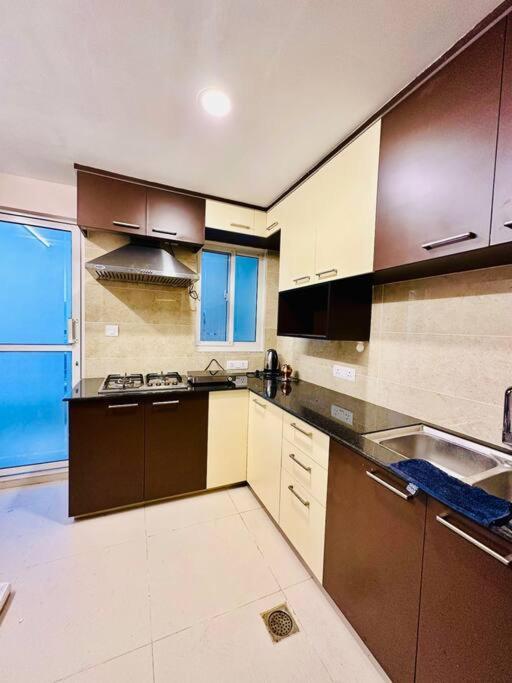 Penthouse 3 Bedroom Apartment With A Beautiful View بوكْرا المظهر الخارجي الصورة